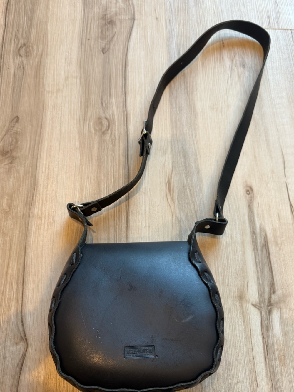 Harley-Davidson Black Leather Saddle Crossbody Purse - Picture 4 of 6